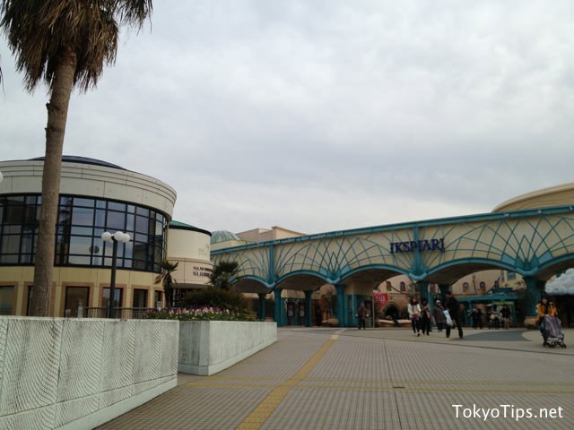 A large shopping center, Ikspiari is in front of the hotel.