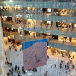 The comfortable six floor-high atrium. A huge postcard ornament was there.