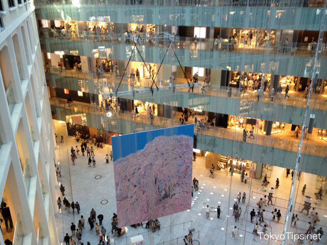 The comfortable six floor-high atrium. A huge postcard ornament was there.