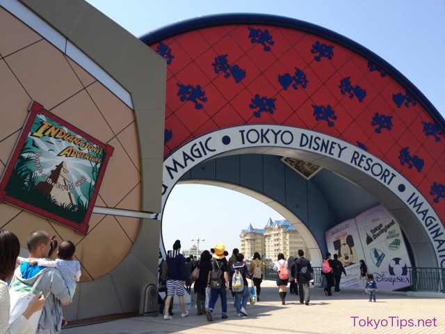 A tunnel beside the souvenir store "Bon Voyage". Visitors go to Tokyo Disneyland through this tunnel from JR Maihama Station.