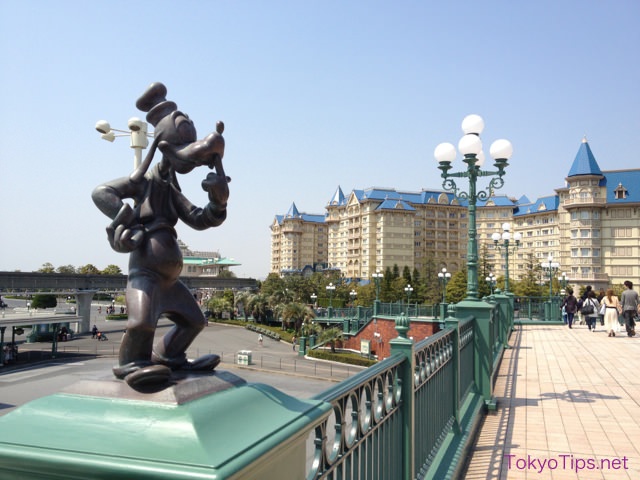The walkway leads from JR Maihama Station. The building in back is Tokyo Disneyland Hotel.