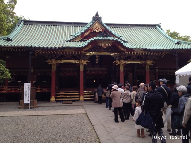 This building name is "Haiden". It enshrine God here. People were in line to pray to God. Haiden is a national important cultural property of Japan.