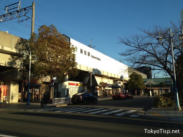 The opposite side of Shiomi Station. A supermarket store "Maruetsu" is at this side.