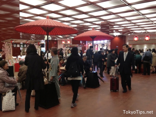 There are some souvenir stores and lunch stores in the basement. People can rest on benches.